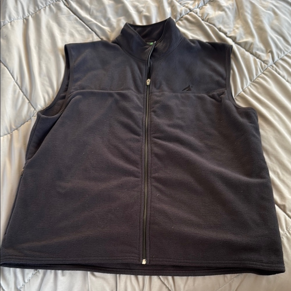 ⛳️ sale!! Eastern Mountain Black Fleece Vest Size large in ALMOST NEW condition.